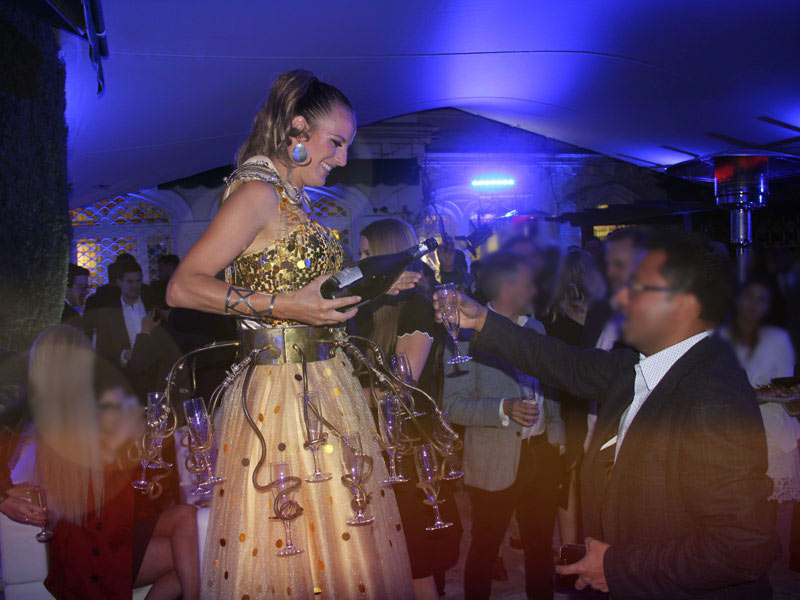 serveuse champagne, champagne sur échasses, serveuse champagne sur échasses, echassier champagne, artiste champagne, spectacle champagne