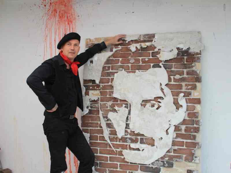 sculpteur rapide, sculpteur de mur, sculpteur performer, graveur sur mur, gravure sur mur, sculpteur de l'extreme