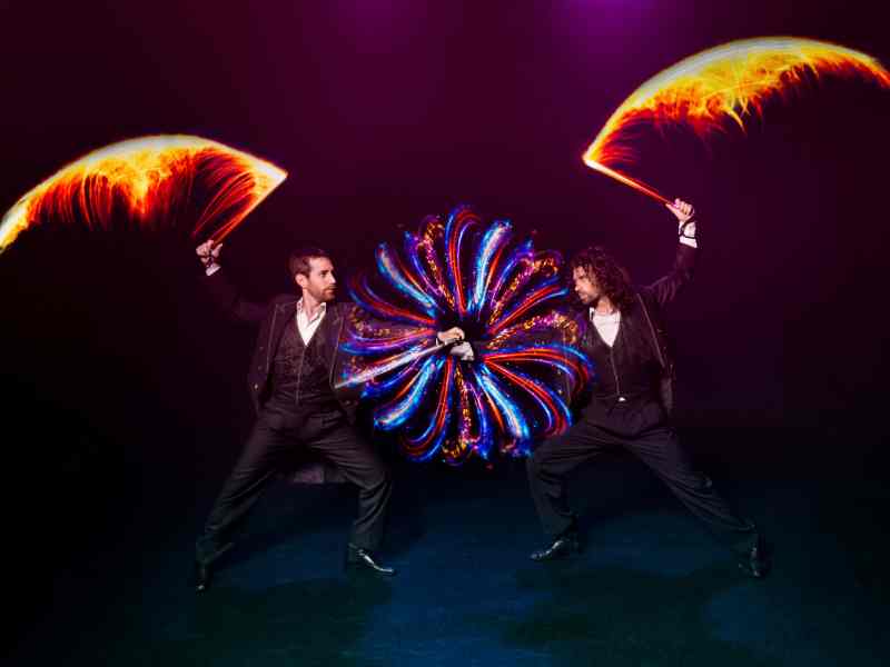 Jongleurs lumineux comiques, Jongleurs lumineux, jongleurs comiques, jongleurs LED comiques, jongleurs LED, jonglage lumineux