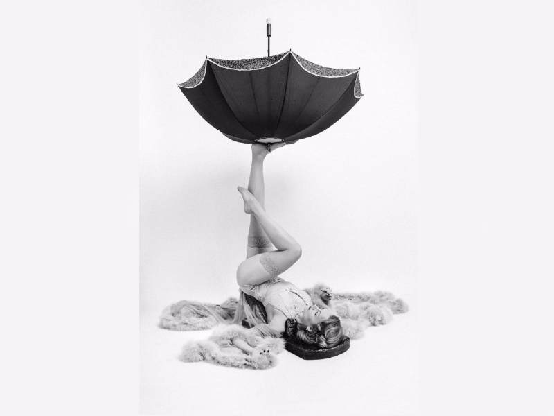 la star de cinema, cinéma, artiste cinéma, antipodiste, jongleuse avec pieds, sexy, porte jartelles