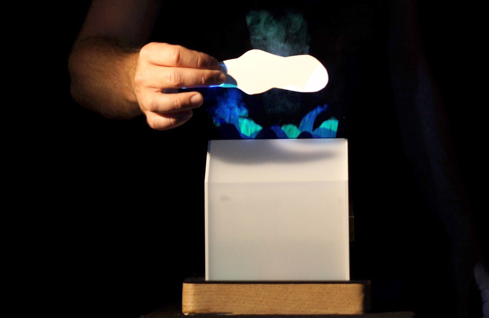 magicien digital, magicien de close-up, magie technologie, magie digitale, magie futuriste, romain lalire, floating theater