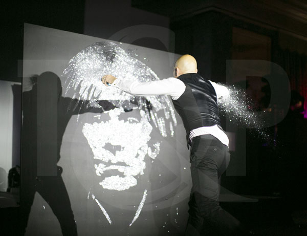 prestation artistique, événement prestigieux, soirée de gala, londres, peintre, artiste visuel, angleterre, colle, paillettes, andy warhol