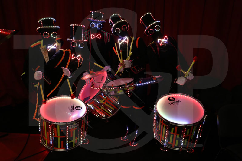 tambours lumineux, bombay, inde, mumbai, percusions, percusionnistes, tambours, artistes lumineux, anniversaire enfants, anniversaire fille