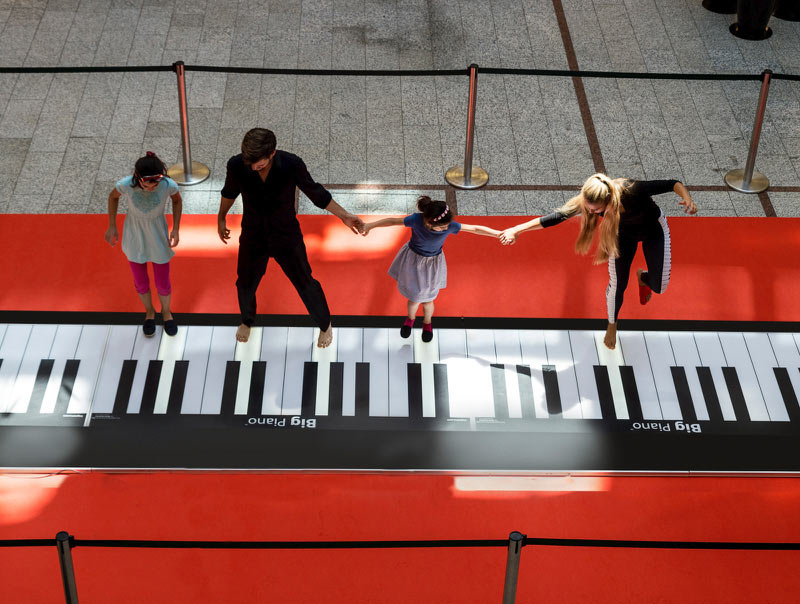piano géant, danseurs sur piano, danse sur piano, grand piano, danse, danseurs, centre commercial