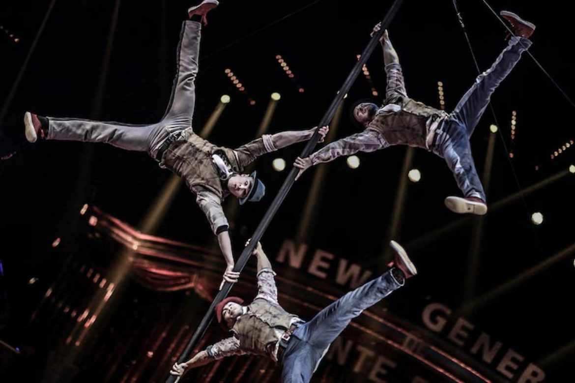 numéro de mât chinois, tro au mât chinois, trio acrobatique, mât chinois