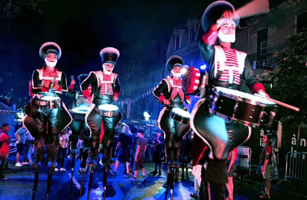 soldats, tambours, échasses, echasses, tambours lumineux, led, lumière, percusion, percusionnistes
