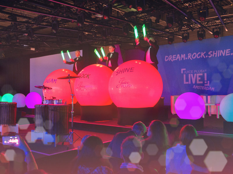 percusionnistes, percusionnistes lumineux, percusionniste lumineux, percusionnistes sur ballons, percusionnistes de lumière, tambours lumineux, tambours ballons