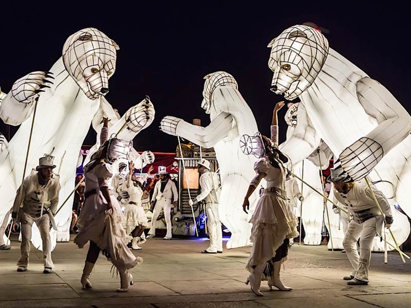 ours polaires, ours, parade, nature, échassiers, parade lumineuse, ours lumineux, évènement noël, évènement hiver, artistes blancs