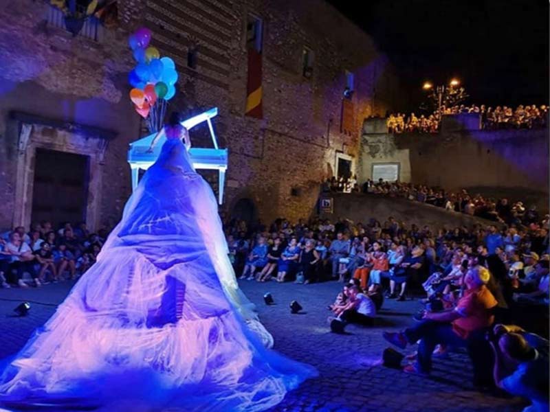 Pianiste volant, piano volant, pianiste volante, piano dans les airs, piano aérien, musique aérienne, musique dans les airs, musique volante
