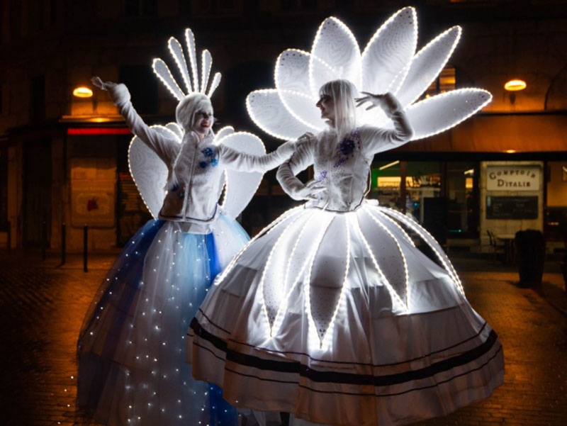 Échasses éclairées, échasses à led, marcheurs sur échasses, divertissement à LED, acte éclairé, acte de Noël, événement de Noël, spectacle d'hiver, sur le thème des fleurs, échasses de fleurs, fête blanche, événement à thème blanc, échasses blanches