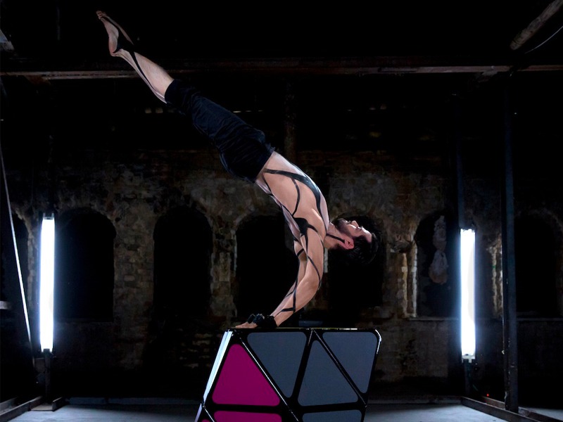 Rubiks cube, spectacle rubiks cube, spectacle cube, contorsion, équilibriste, équilibre spectacle, spectacle couleurs