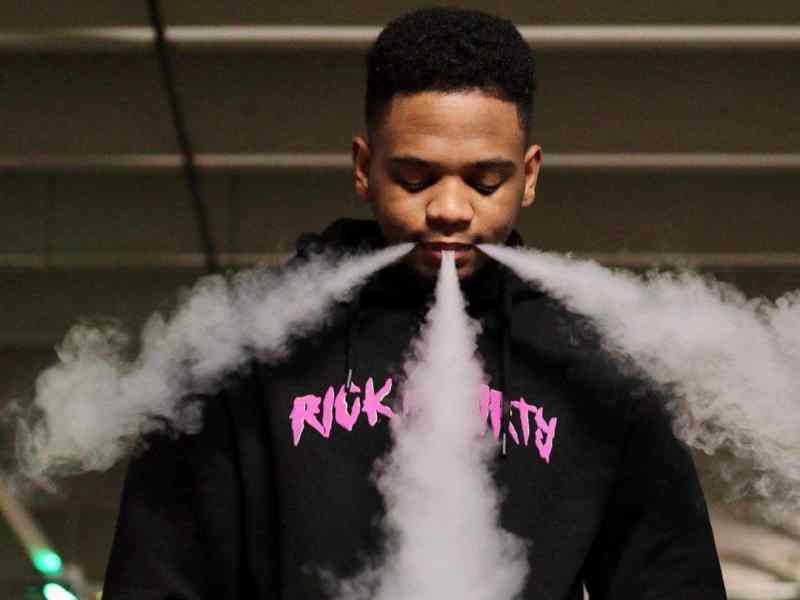 Fumée spectacle, fumée tour, fumée evenement, artiste fumée, artiste vapote, artiste cigarette, evenement cigarette