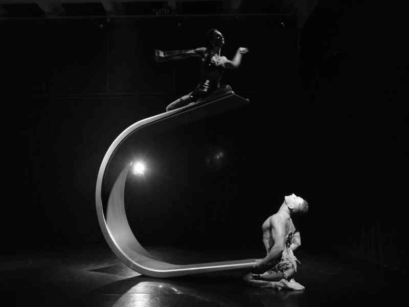 Fer a cheval spectacle, fer a cheval, grand u show, spectacle u géant, duo acrobates, duo équilibre, duo aimant, aimant spectacle, aimant show