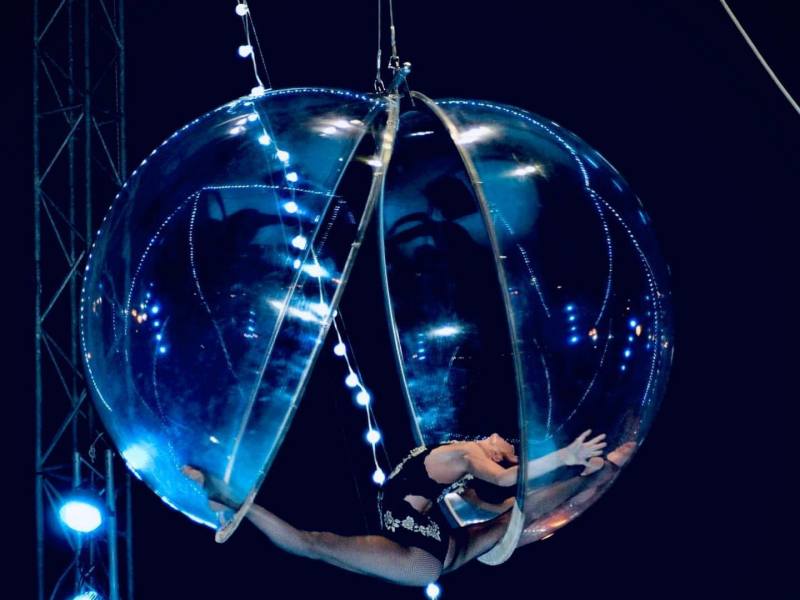 Sphère aérienne, contorsion aérienne, acrobate aérienne, sphère aérienne, contorsion de sphère, contorsion circulaire, acrobate de sphère, spectacle de sphère, spectacle aérien, acte aérien, spectacle de sphère aérienne