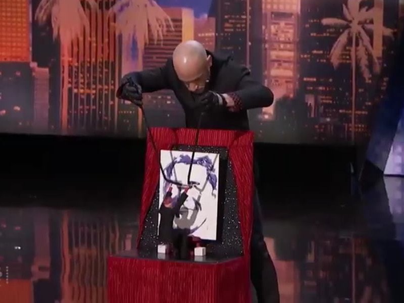 Petite marionnette, marionnette peinture, spectacle de peinture, spectacle de peinture en direct, spectacle de peinture insolite, petit spectacle, spectacle de marionnettes, spectacle de marionnettes original, spectacle de marionnettes insolite