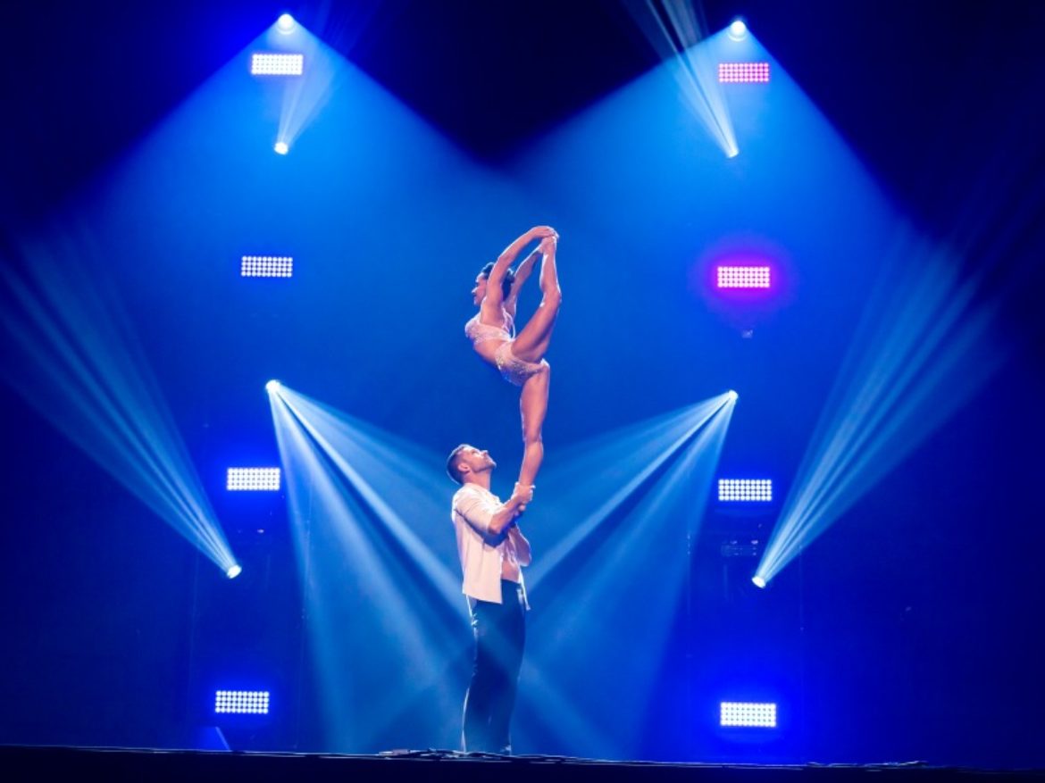 équilibre romantique, main à main romantique, porté romantique, porté acrobatique, duo main à main, duo équilibre, duo acrobate, duo poétique, duo acrobate romantique, événement suisse