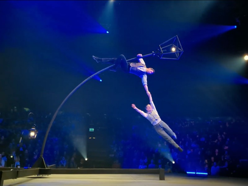artistes mat oscillant, mats oscillants, acrobates mât, mâts flexibles, mat chinois, perches osciallntes, perches flexibles, tube oscillant, reverberes artistes, reverberes poles, reverberes oscillant show, reverbere spectacle