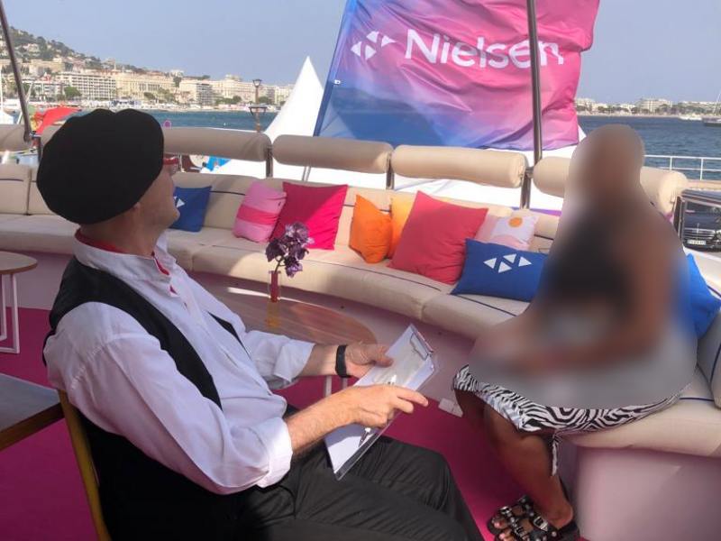 Caricaturiste sur serviettes, Cannes Lions, Talents & Productions, Yacht party, Animation créative, Côte d'Azur, Publicité, Marketing, Création personnalisée, Expérience unique.