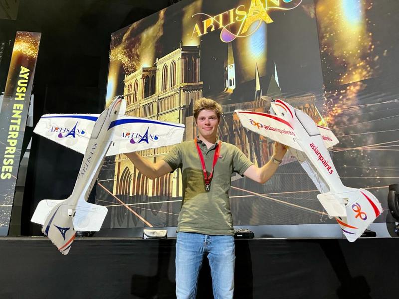 Spectacle d'avions, événement à Paris, avions personnalisés, Talents & Productions, divertissement d'entreprise, Pyramides Paris, Asianpairs, dîner de gala, expérience inoubliable, performance spectaculaire.