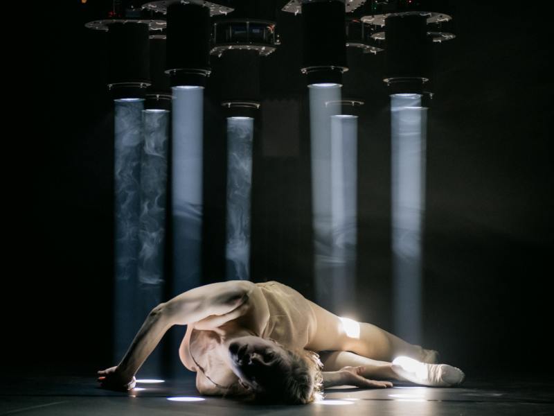 perception, mouvement, lumière et ténèbres, transformation, périple, forces tourbillonnantes, réalité, danseur, captivant, envoûtant