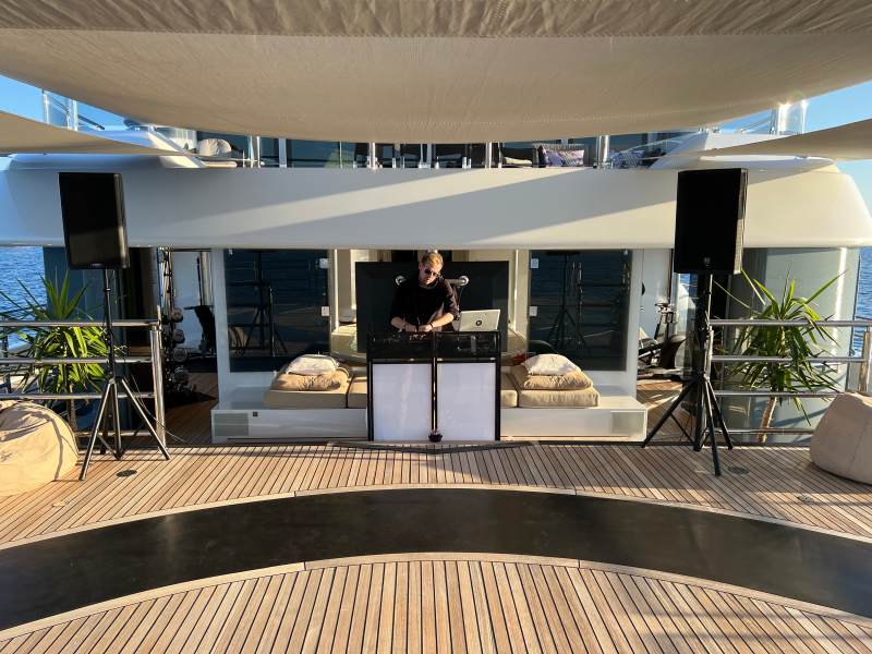 Fête en yacht à Cannes, DJ pour événements en yacht, Événement estival à Cannes, Divertissement pour événements privés, Services de DJ à Cannes, Fête en yacht de luxe, Vie nocturne à Cannes, Planification d'événements en yacht, Divertissement pour événements à Cannes, Expériences d'événements exclusives.