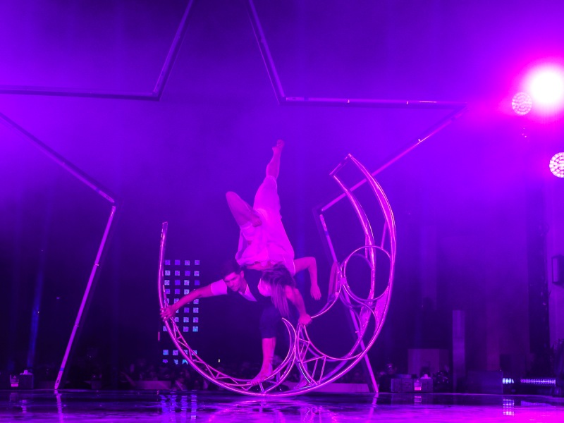 Moon Balance Act, Événement au Château de Versailles, Bal Masqué à Paris, Duo Acrobatique, Artistes Célestes, Talents & Productions, Lieu à Versailles, Artistes Équilibristes de la Lune, Divertissement Événementiel, Acrobaties Spectaculaires.