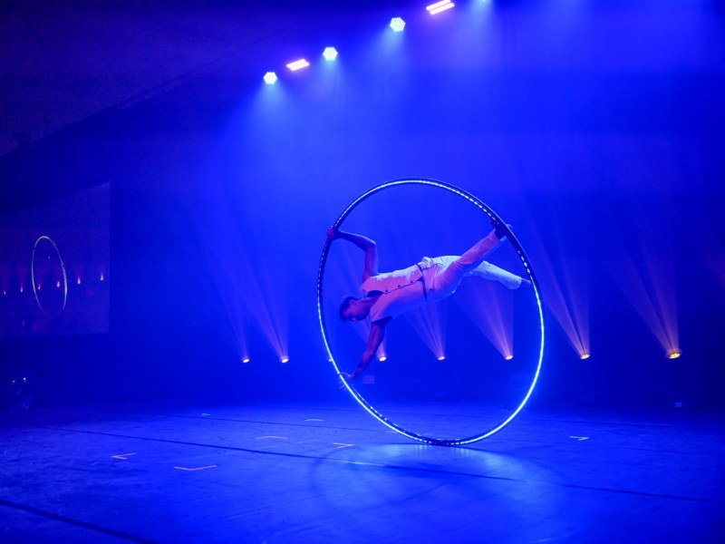 Cyr Wheel LED, Divertissement Événement Technologique, Artiste Cyr Wheel, Co'Met Orléans, Art Performance LED, Convention Technologique, Divertissement LED, Événement d'Entreprise, Technologie et Art, Spectacle LED, Spectacle Visuel, Artiste Orléans, Événement Orléans.