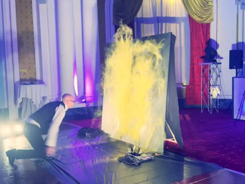 Peintre Rapide, Spectacle de Peinture en Direct, Portrait en Paillettes, Divertissement d'Événement d'Entreprise, Performance Événementielle à Athènes, Art à Effet Wow, Création d'Art Rapide, Œuvre d'Art en Paillettes, Peinture Surprise, Performance Artistique, peinture en paillettes, peintre en paillettes, peintre à la colle, colle et paillettes, spectacle colle paillettes, événement colle paillettes