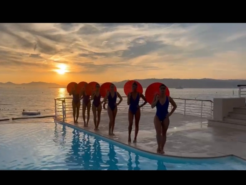 Performance de natation synchronisée, piscine d'Eden Roc, divertissement pour événements privés, spectacle au coucher du soleil, présentation des nageuses, spectacle des nageuses Côte d'Azur, événement des nageuses, acte de natation événementiel.