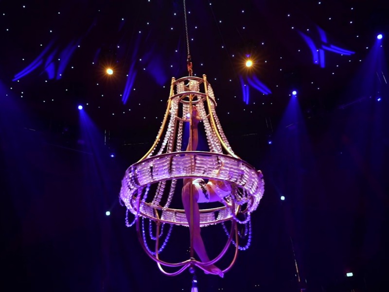 Lustre aérien, Artiste aérienne, Acrobaties contorsion, Performance de danse, Contorsion artistique, Spectacle aérien, Acte de lustre, show poétique, Spectacle de lustre, Spectacle aérien, Aérien original, Artiste aérienne originale, Performeur aérien, Artiste aérien