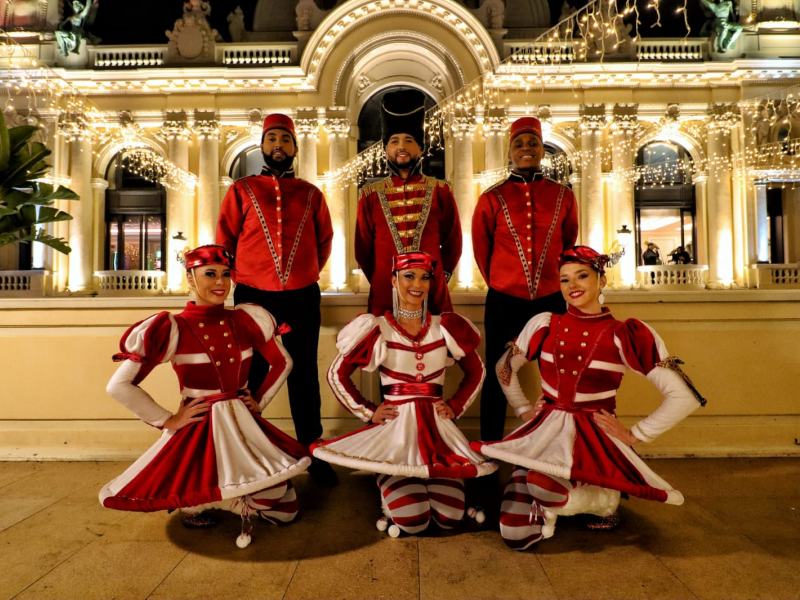 Danseurs de Noël, Parade de Noël, Danse de Noël, Spectacle de rue de Noël, Spectacle sur scène de Noël, Artistes de Noël, Performeurs de Noël, Événements de Noël, Spectacle de Noël, Numéro de Noël