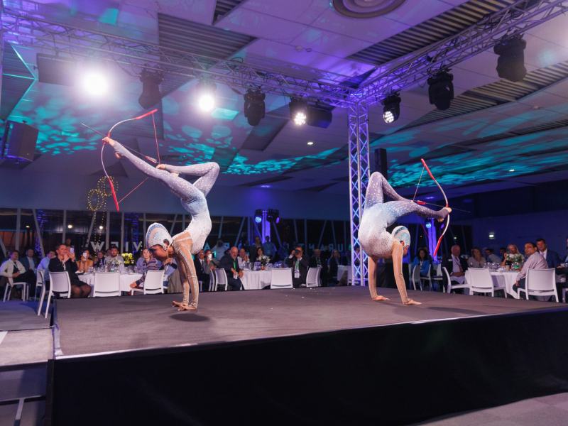 Contorsionistes Grenoble, duo de contorsionnistes asiatiques, gala congrès d'entreprise, Alpexpo Grenoble, contorsion Grenoble, artiste Grenoble, événement Grenoble, contorsion Alpexpo, duo de contorsionnistes France, duo de contorsion Grenoble.