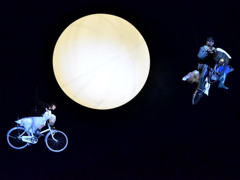 Danse aérienne, danseurs aériens, spectacle lunaire, spectacle aérien lunaire, danse lunaire, danse aérienne lunaire, spectacle aérien lunaire, événement lunaire, numéro lunaire, sphère lunaire, spectacle de sphère lunaire, danse aérienne lunaire, aériens, artiste aérien, spectacle aérien en extérieur, grand spectacle aérien, grand spectacle en extérieur