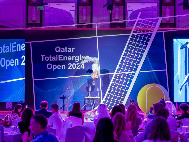 Qatar Total Energies Open, Open 2024, Tennis Open 2024, Événement Total Energies Open, Événement Qatar, Spectacle Qatar, Artistes de l'événement Doha, Événement WTA, ritz carlton doha, ritz Carlton Qatar artiste, équilibriste doha, équilibriste Qatar, équilibriste verres Qatar