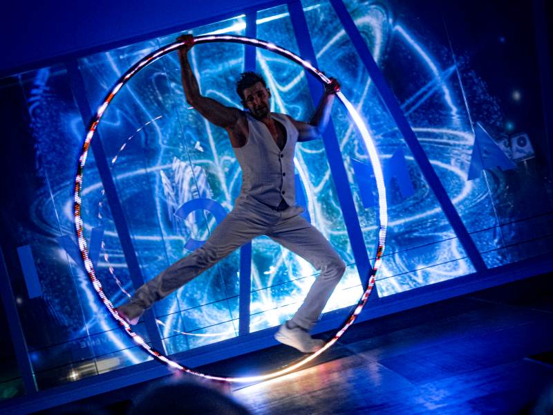 Roue cyr led, événement à Grenoble, divertissement à Grenoble, artiste à Grenoble, led roue cyr Grenoble, divertissement de dîner de gala, événement de club de football professionnel, artiste multidisciplinaire, artiste du Cirque du Soleil, vente aux enchères, Alexpo de Grenoble, numéros époustouflants, jonglage LED, Grenoble Football Club