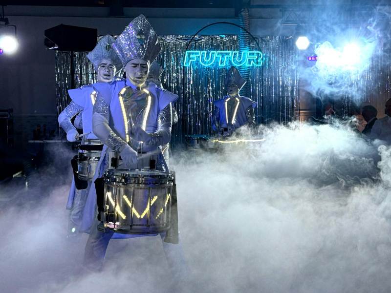 Défilé de tambours LED, Berges de Seine, Soirée de gala, 40e anniversaire, Chateauform, Futur, Futuriste, Divertissement Événementiel, Talents & Productions, Performance Spectaculaire, tambours LED, défilé LED, fanfare LED