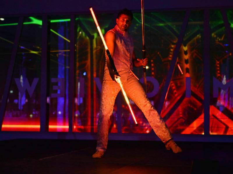 Roue cyr led, événement à Grenoble, divertissement à Grenoble, artiste à Grenoble, led roue cyr Grenoble, divertissement de dîner de gala, événement de club de football professionnel, artiste multidisciplinaire, artiste du Cirque du Soleil, vente aux enchères, Alexpo de Grenoble, numéros époustouflants, jonglage LED, Grenoble Football Club, jonglerie lumineuse, jongleur led, jonglerie led