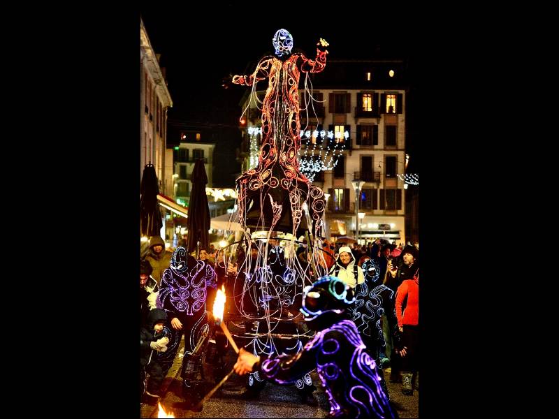 Parade LED, promenade LED, parade futuriste, parade lumineuse, promenade céleste, événement futuriste, parade à LED, pyrotechnie, Milan, Castello Sforzesco, fantastique, acrobates, manipulations de feu, artistes milanais, parade à Milan, événement à Milan, spectacle à Milan.