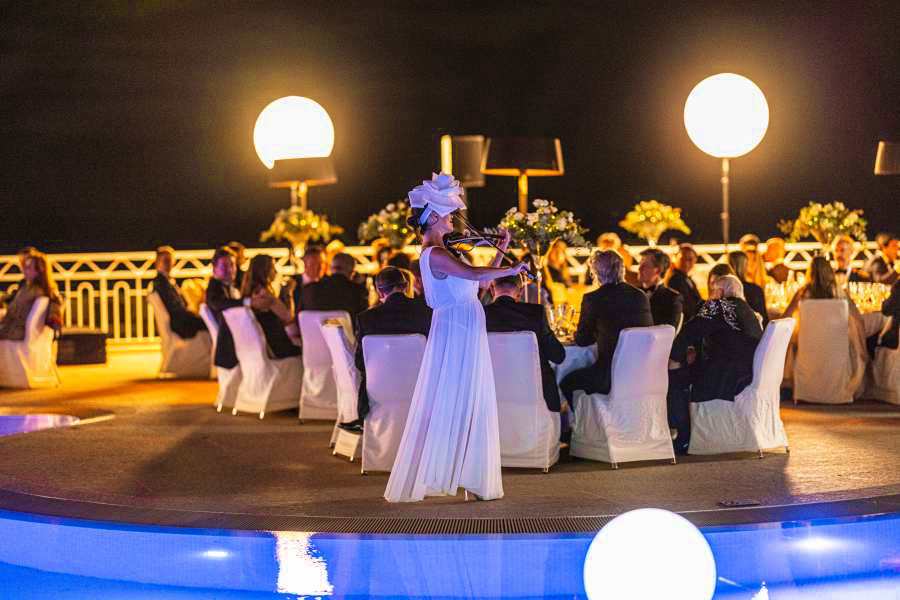 gala Monaco, performance quatuor à cordes, Méridien Beach Plaza, Monaco Private Label, événement de luxe Monaco, chapeaux fleurs blancs, performances musicales uniques, musique classique gala, événements Monte-Carlo, violonistes monaco, quartet cordes monaco, quartet monaco