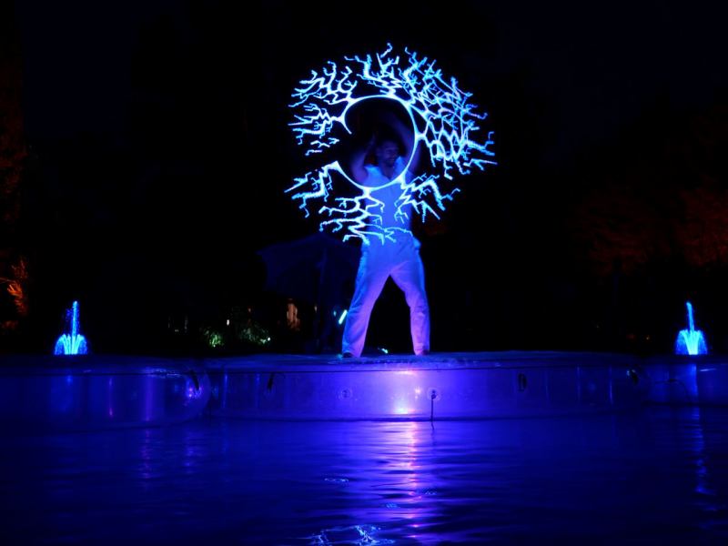 Artistes aquatiques, spectacle aquatique, artistes sur l’eau nice, artistes eau monaco, spectacle aquatique Côte d’Azur, show aquatique alpes maritimes, show eau monaco, show eau nice, scène flottante, numéro aérien parapluie, fontaines illuminées, plateforme gonflable sur l’eau, jonglerie lumineuse, jonglerie eau, jonglerie sur l’eau