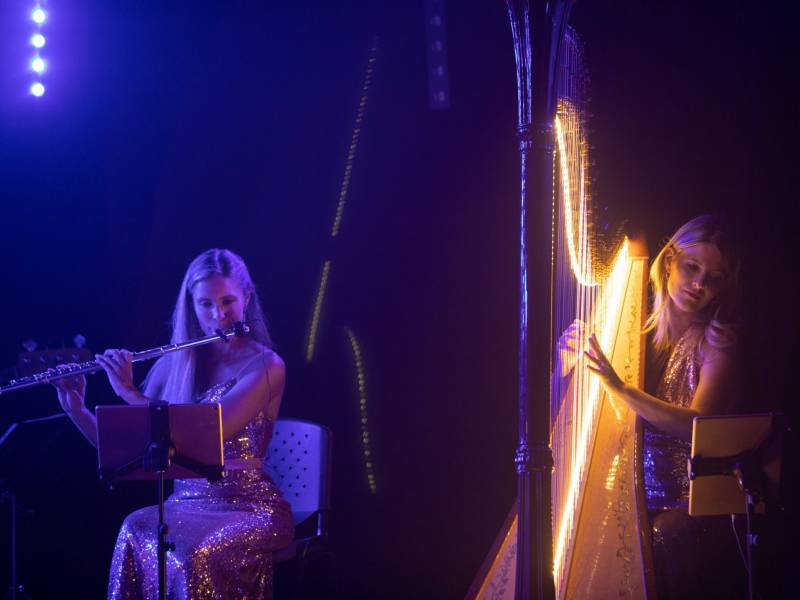 harpiste LED Monaco, prestation harpiste lumineuse, événement Rolls-Royce Spectre, spectacle LED Monaco, divertissement soirée privée, performer LED, thème électrique néon, harpe lumineuse, robe LED artiste, animation luxe Monaco.
