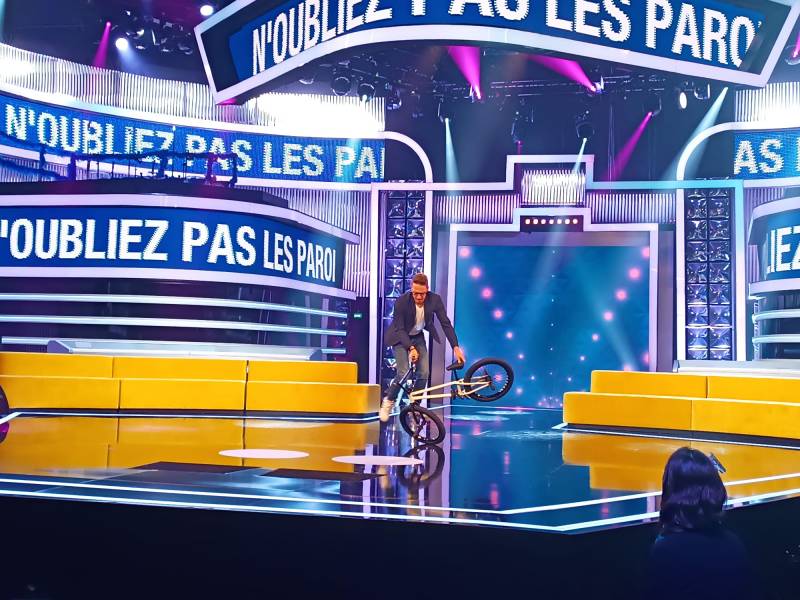 N’oubliez pas les paroles, France 2 show artists, acrobate BMX France, jingles TV show, agence de talents France, agence d’artistes, show BMX, artistes TV France, performances live, divertissement télévisé France