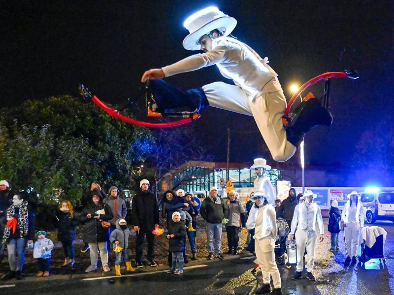 échassiers lumineux, acrobates échassiers, spectacle échassiers Bordeaux, animations interactives événement, parade Bordeaux, artistes de rue Bordeaux, événement Bordeaux, échassiers Villenave d’Ornon, costumes lumineux spectacle, animations événement France, show acrobatique échasses, artistes lumineux Bordeaux