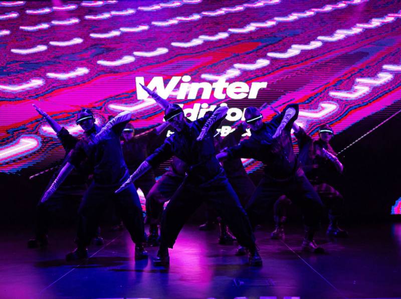troupe de danse moderne, spectacle de danse futuriste, show néon, danse avec lunettes lumineuses, événement Club Med Tignes, Black & Smart Fluo Party, animation station de ski, danse inspirée par la technologie, performances hiver 2024, idées événement futuriste, danseurs Tignes, spectacle de danse Tignes, événement Club Med, soirée Fluo Tignes, art et technologie