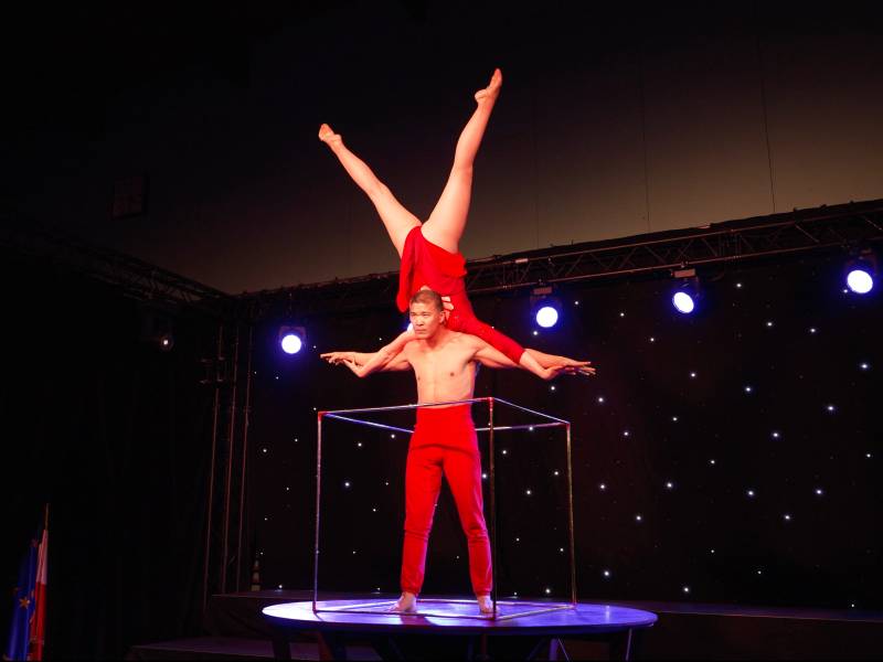 duo portés acrobatique, spectacle acrobatique, acrobates événement, performance artistique, duo équilibre force, show poésie dynamisme, spectacle sur mesure, artistes acrobates, animation événementielle, agence talents productions