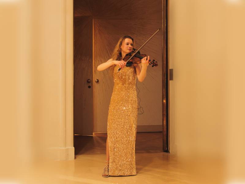 violoniste événement Paris, animation événement luxe, performance violon live, violon Paris, musicien à cordes Paris, soirée gala Paris, événement Baccarat Paris, animation haut de gamme, musique événementielle entreprise, musicien live événement, animation élégante gala, violoniste performer mobile