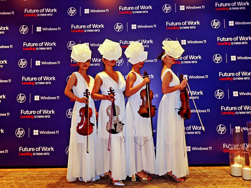 quatuor à cordes fleurs, animation musicale gala, musiciens événement Marrakech, robe LED spectacle, musique live marques, show musical tendance, divertissement événementiel luxe, performance originale musique, quatuor féminin Marrakech, musiciens chapeau fleurs