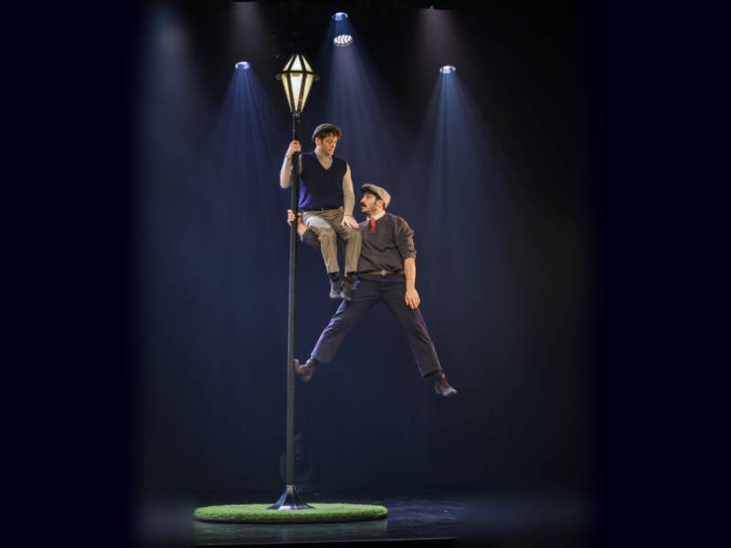 duo pole, duo oscillating pole, perche oscillante, duo acrobatique, art du cirque contemporain, performance physique, cirque poétique, numéro de cirque nocturne, danse sur perche, spectacle surréaliste