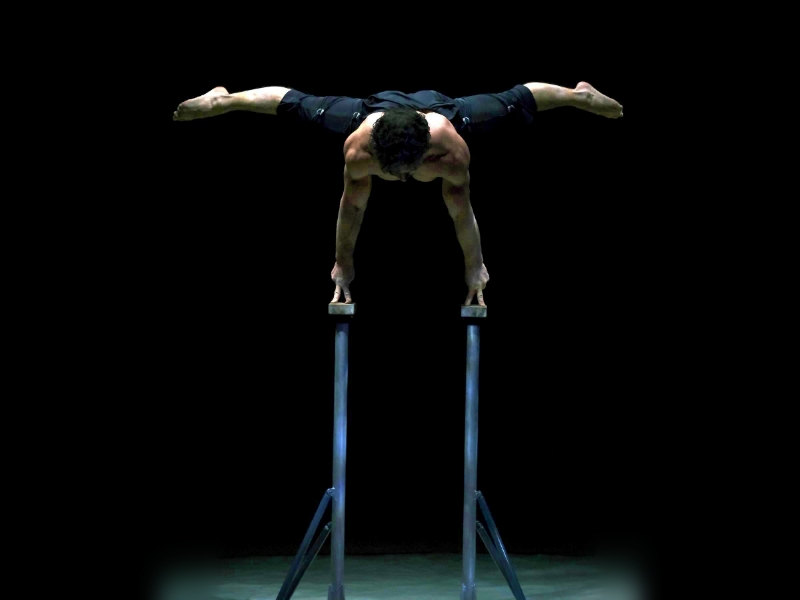 fingerstand, contorsionniste male, acrobate homme, contorsionniste acrobate, contorsion masculine, acrobate homme, artiste got talent, équilibre sur les mains, équilibre sur les doigts, contorsionniste got talent, contrôle corporel extrême, numéro de cirque, performance humaine incroyable