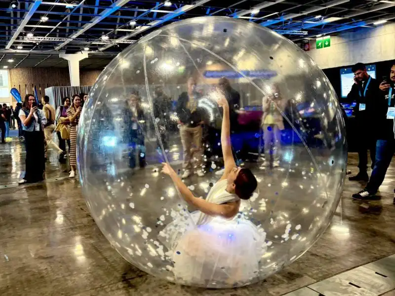 filles bulles événement, animation bulle salon technologique, déambulation bulles Paris, entertainment salon tech, confettis bleus événement, animation déambulatoire Paris, bulles confettis corporate, animation événementielle Paris, bulle géante déambulation, entertainment corporate Paris